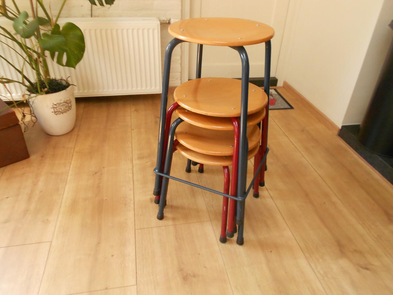 Vijf vintage presikhaaf krukje school kruk.