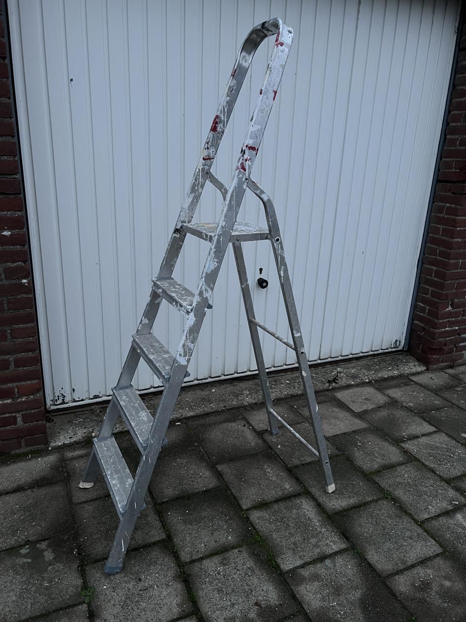 Aluminium keuken/ huishoudtrap 5 treden draagvermogen 150 kg.