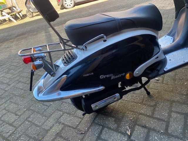Mooie retroscooter in de beste kleur combinatie zwart /wit   nu 499
