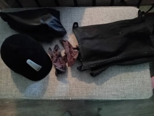 Paarden spullen chaps handschoentjes en cap
