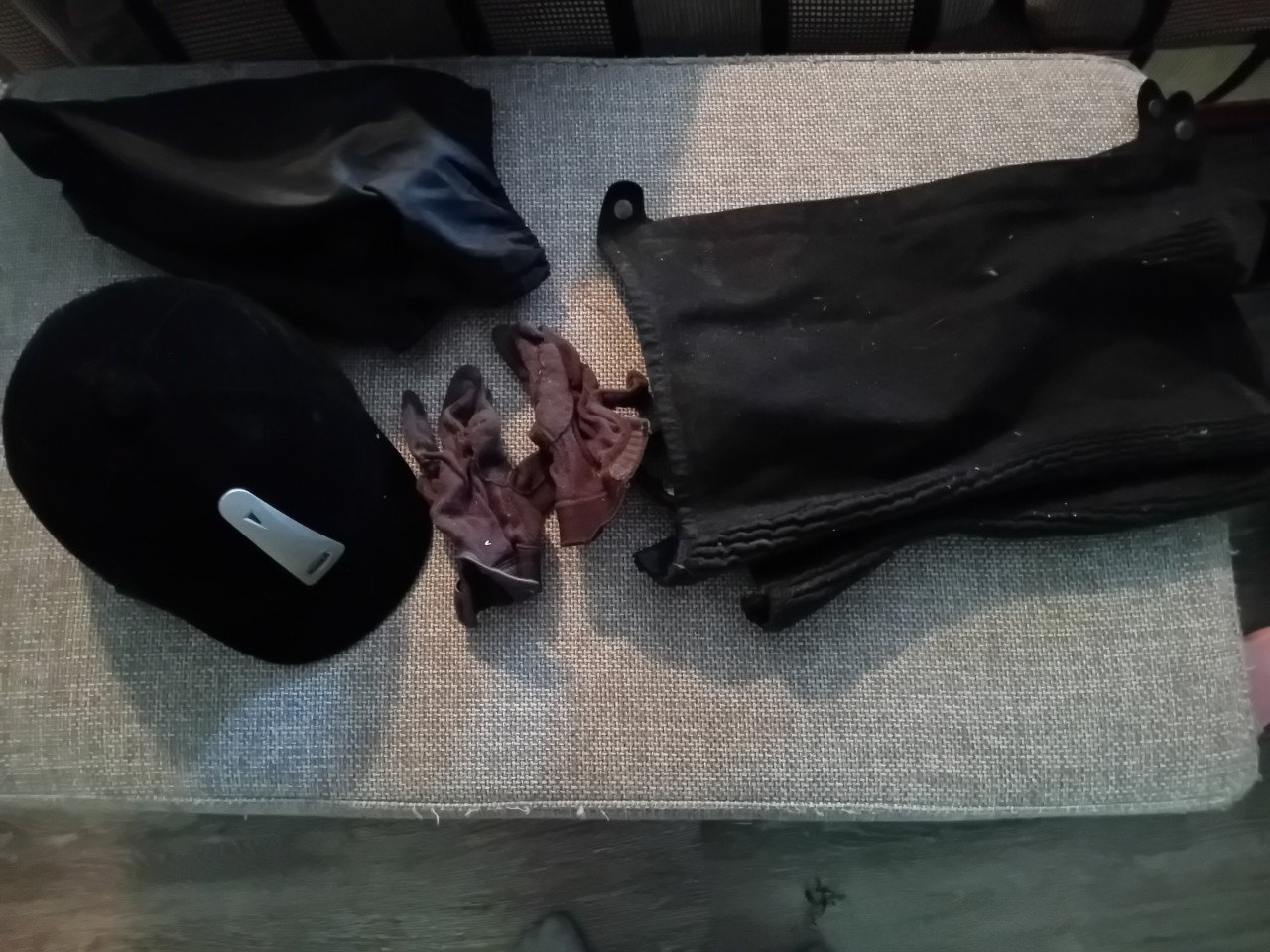 Paarden spullen chaps handschoentjes en cap