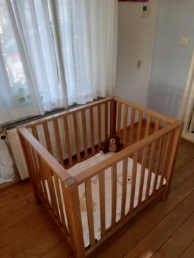 Box van merk Timo zonder lade met 2 boxkleden