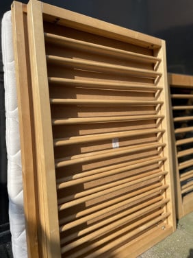 Schitterende blank gelakte box met Boxmatras en speeltoestel IZGS!!!