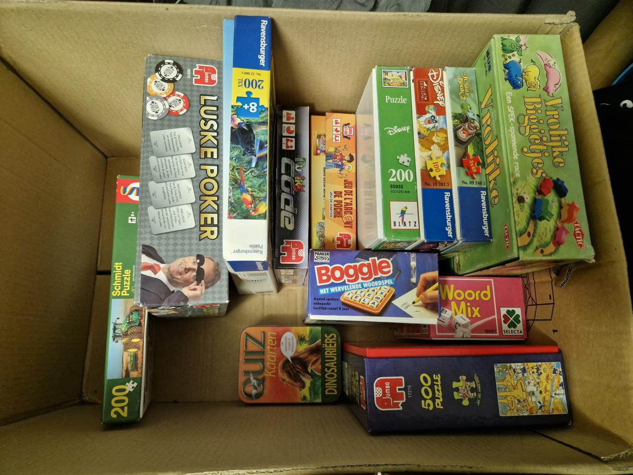 Doos met puzzels en spelletjes