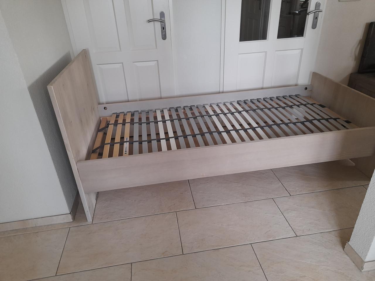 Massief houten 1 persoons bed 90 x 200 (in goede staat )
