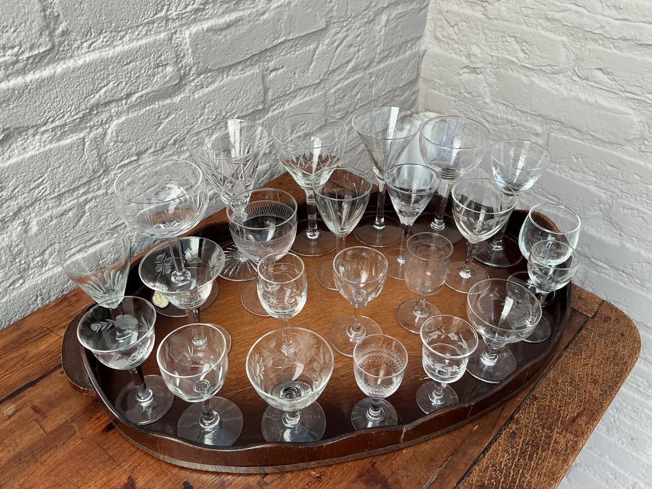 Antieke glaasjes met dienblad