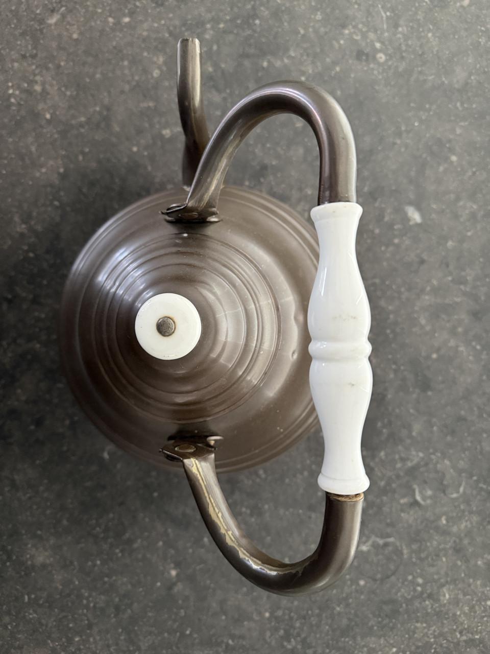 Te koop koperen ketel met porseleinen handvat