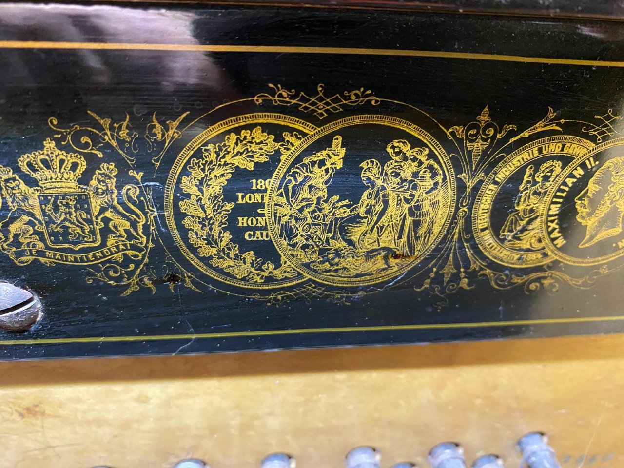 Antieke piano 1875 | Uniek verzamelstuk met medaillons