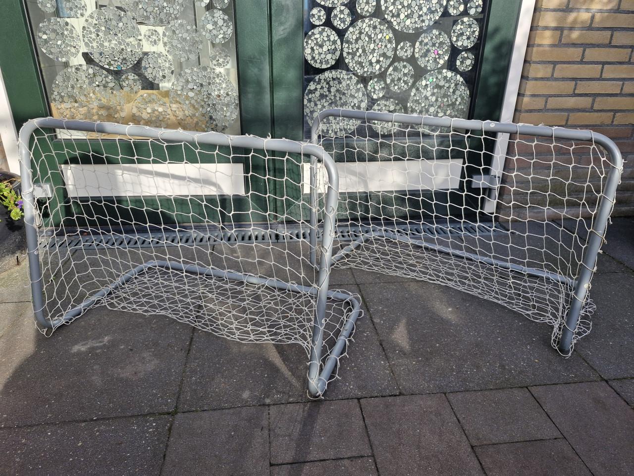 2 voetbal doeltjes