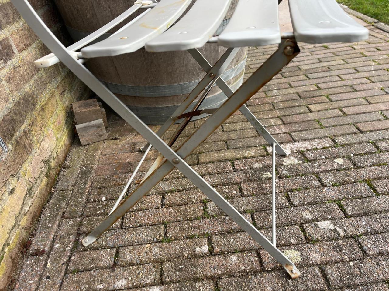 Heideplant met Parelbes in pot op bistrostoeltje