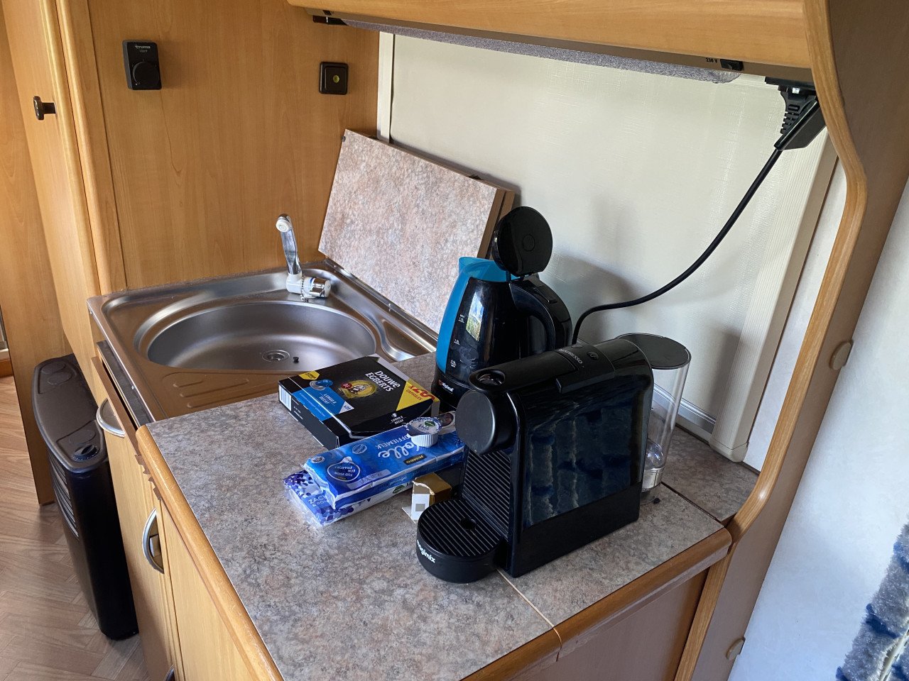 Lmc luxus caravan 560 met 4 seizoenen voortent airco compleet