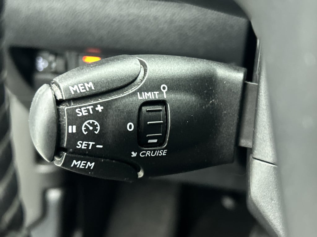 Peugeot E-2008 ev blue lease allure 50 kwh | rijklaar |