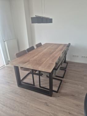 Eettafel inclusief 6 stoelen.