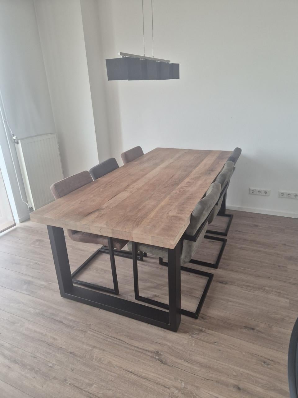 Eettafel inclusief 6 stoelen.