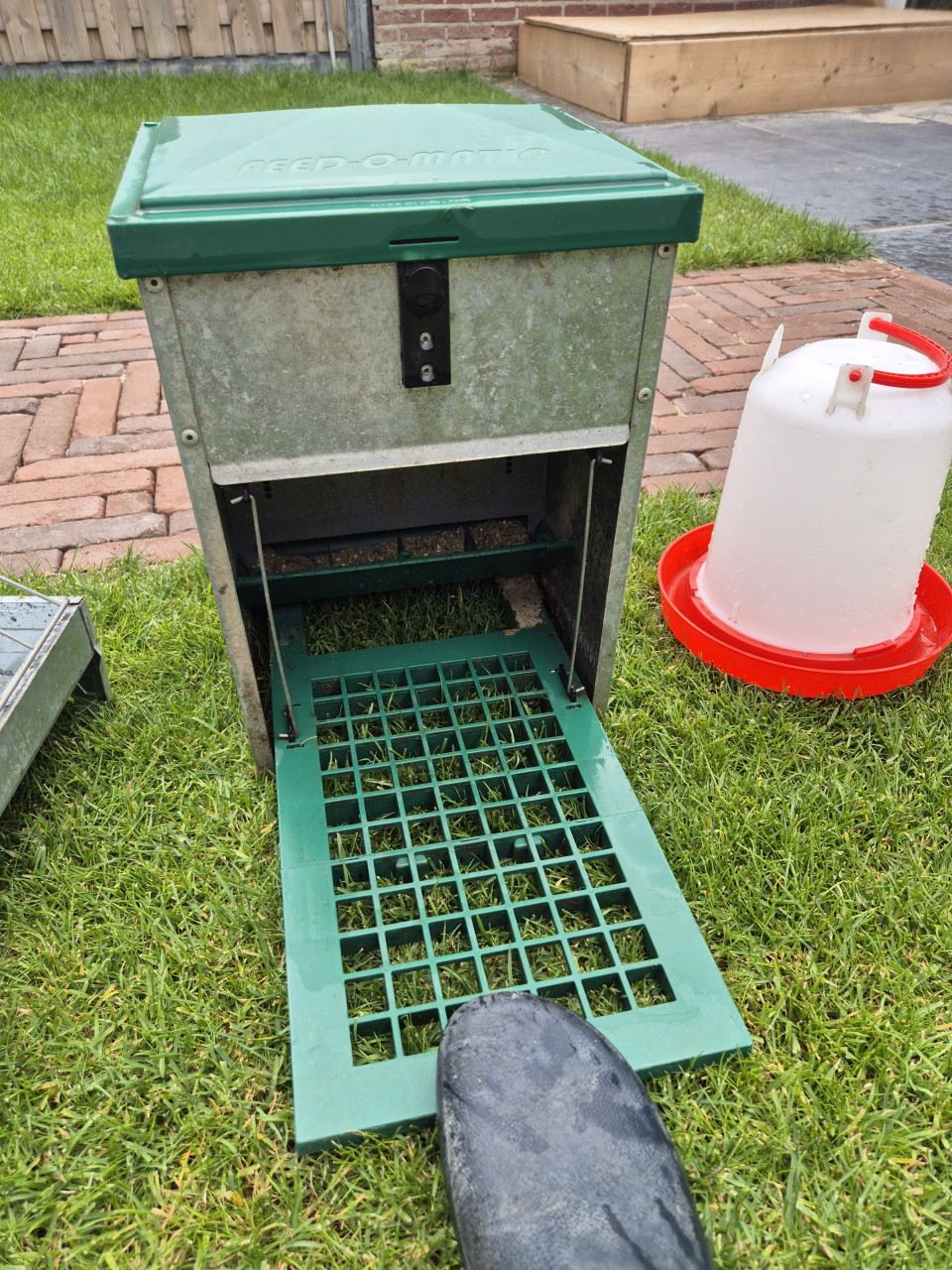 Voer en drinkensbak kip