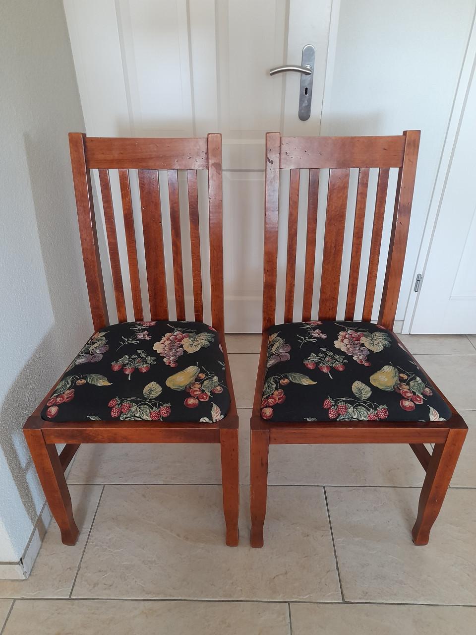 4 Mooie stevige  stoelen (in goede nette staat )  Mogen ook per 2 verkocht!
