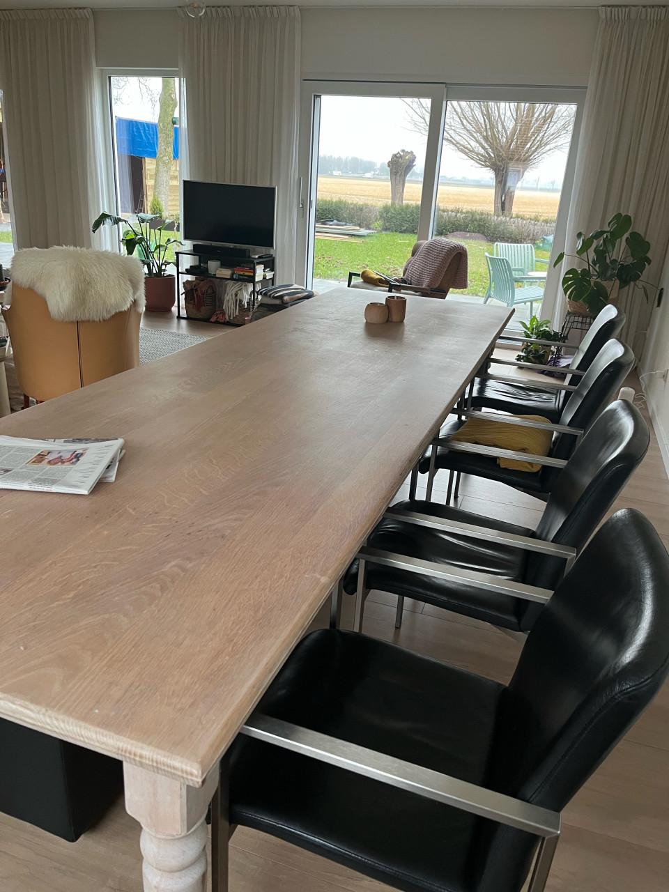 Lange smalle tafel te koop. met laatjes.