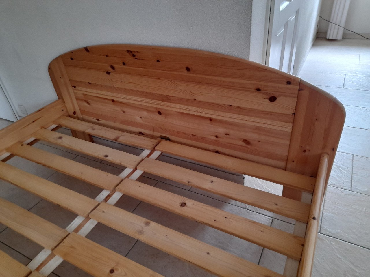 Massief houten 2 persoons bed 140 x 200 ( in goede nette staat )