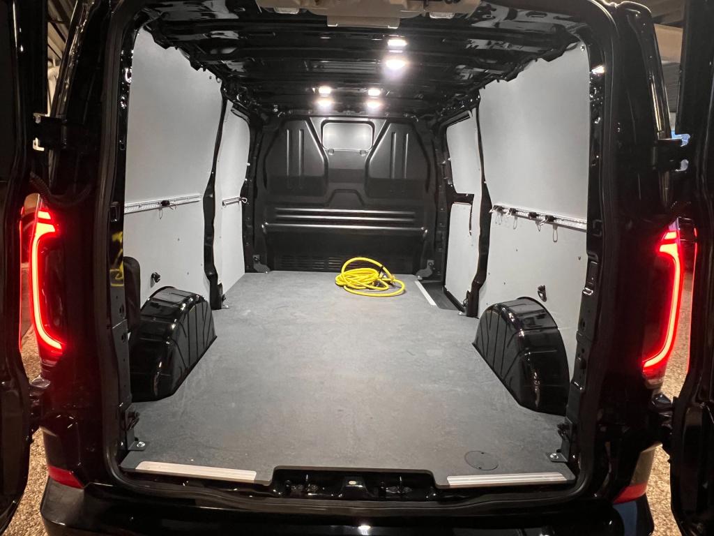 Volkswagen E-transporter 32 l2h1 bulli 64 kwh bulli 285pk, trekhaak enz..