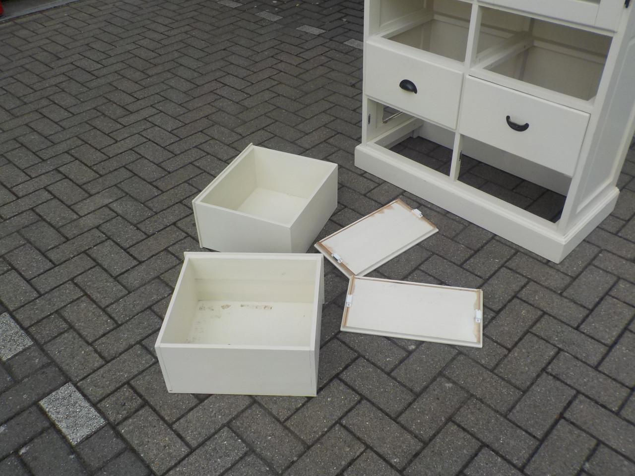 Mooie kwaliteit hoge massieve vitrine kast met een verhaal