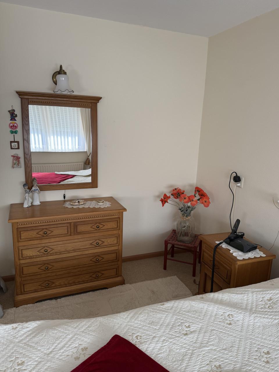 Eikenhout Commode/Ladenkast. Perfecte staat. Bijbehorende spiegel.