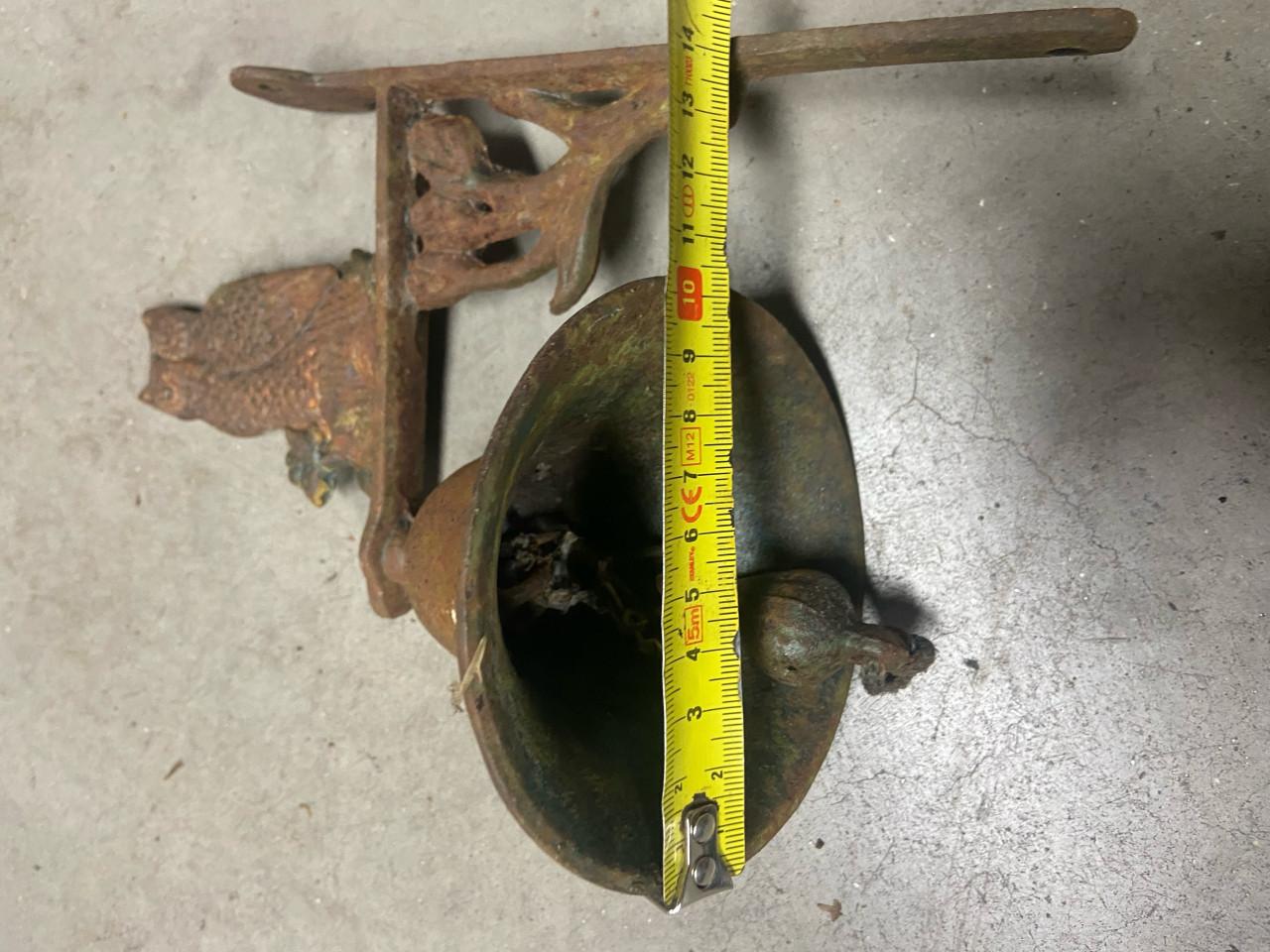 Vintage metalen bel met “UIL”