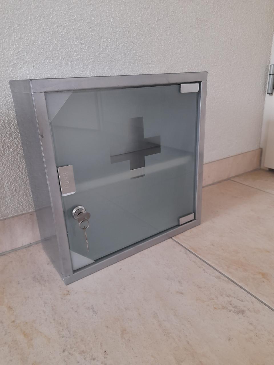 Medicijnkastje  30 x 30 x 12 cm (in goede staat )