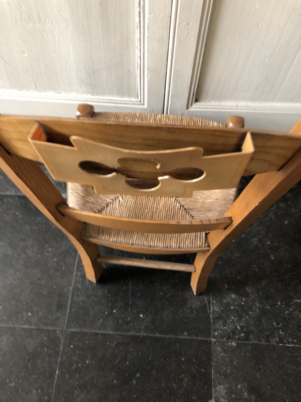 Lief oud brocante kerk/bidstoeltje met biezen zitting en liedboek houder