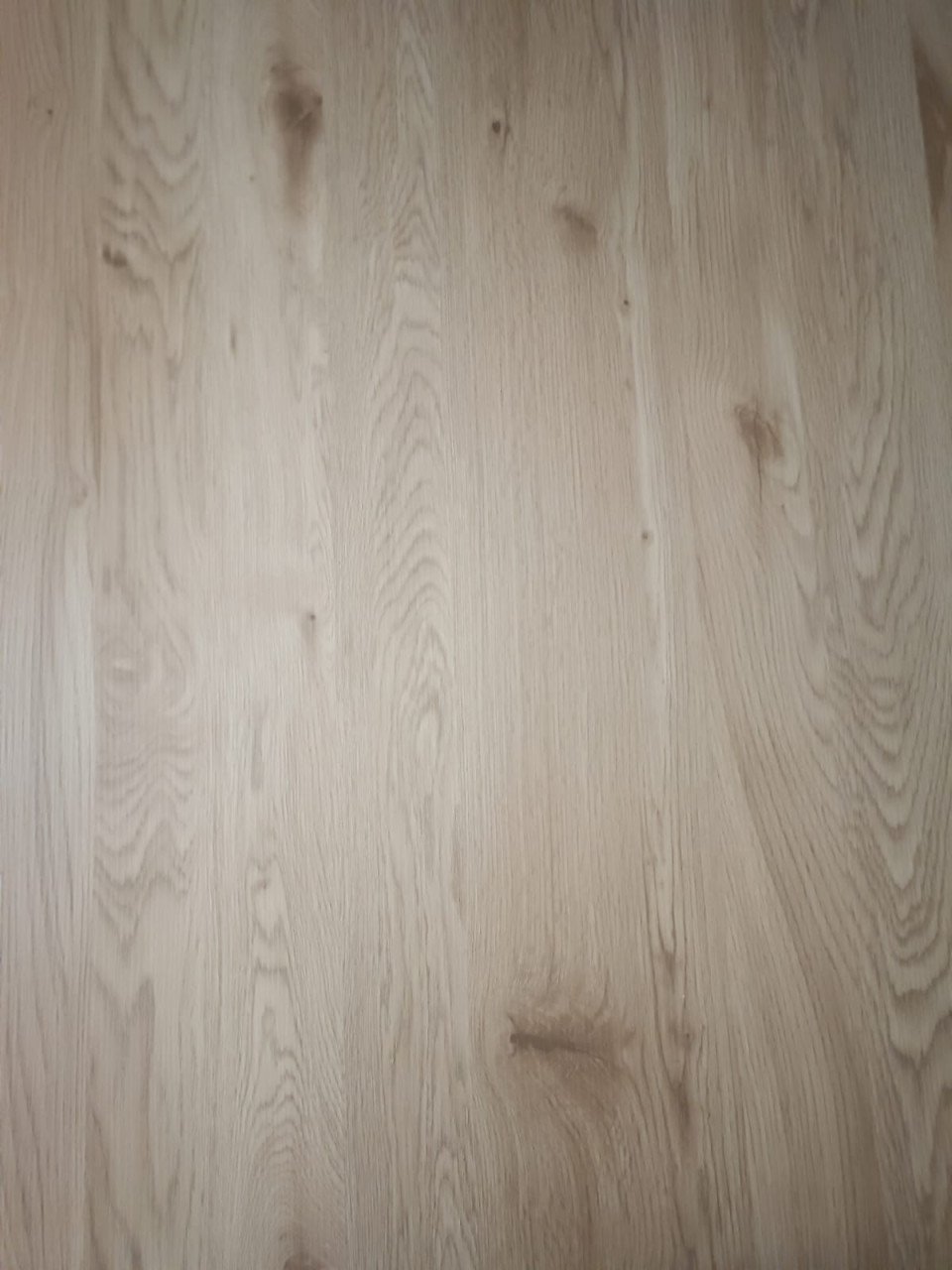 Eettafel met een tafelblad in deco fineer met een eiken look