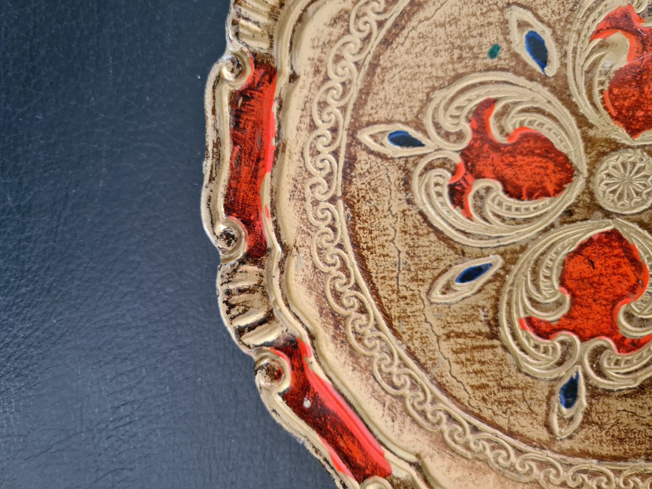 Oud rond goud / rood dienblad diameter 24 cm