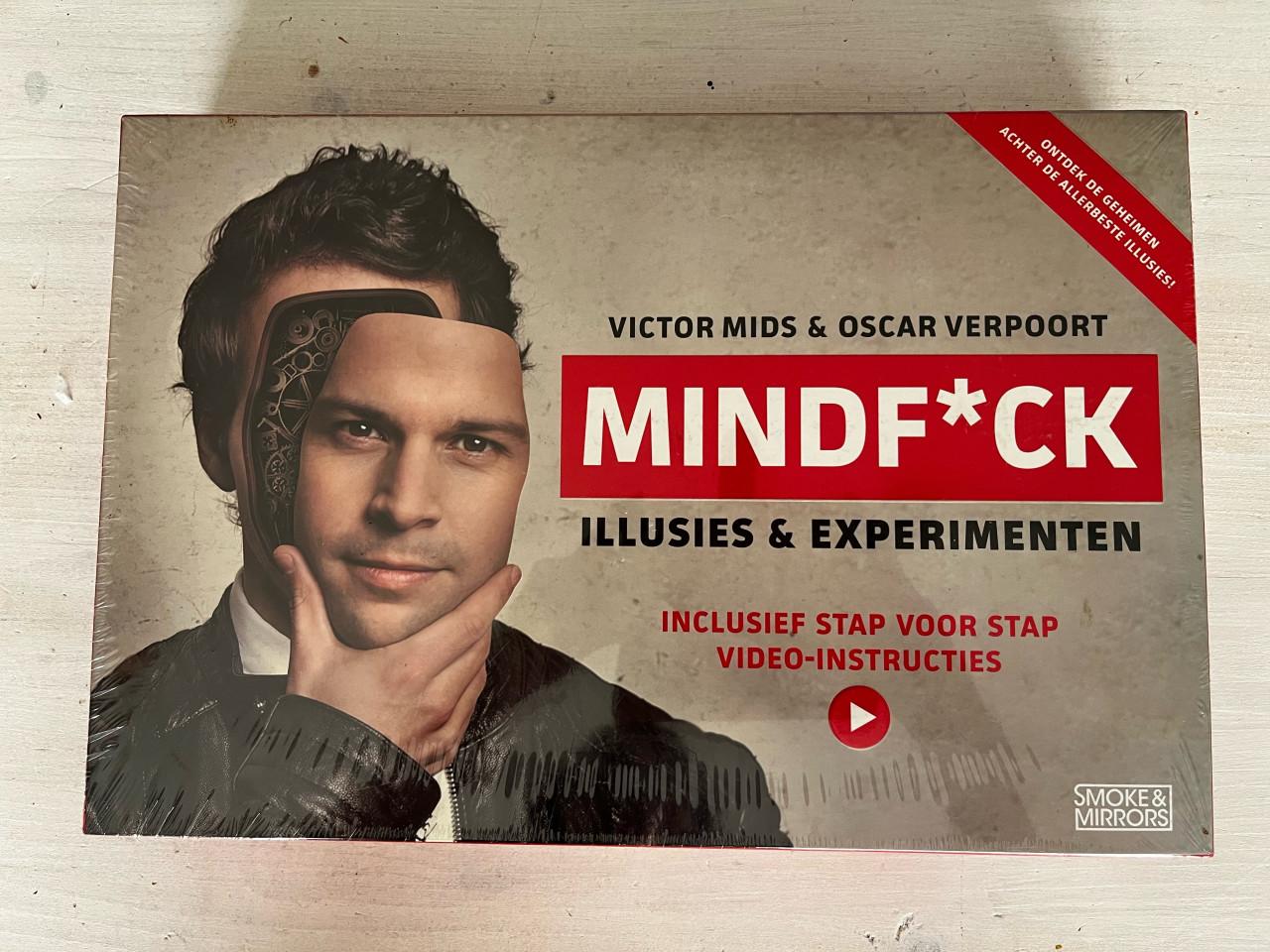 De MINDF*CK Illusies & Experimenten magic set van Victor Mids & Oscar