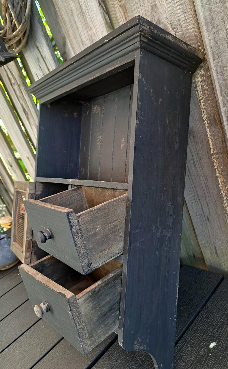 Vintage zwart houten wandkastje met lade en deurtje