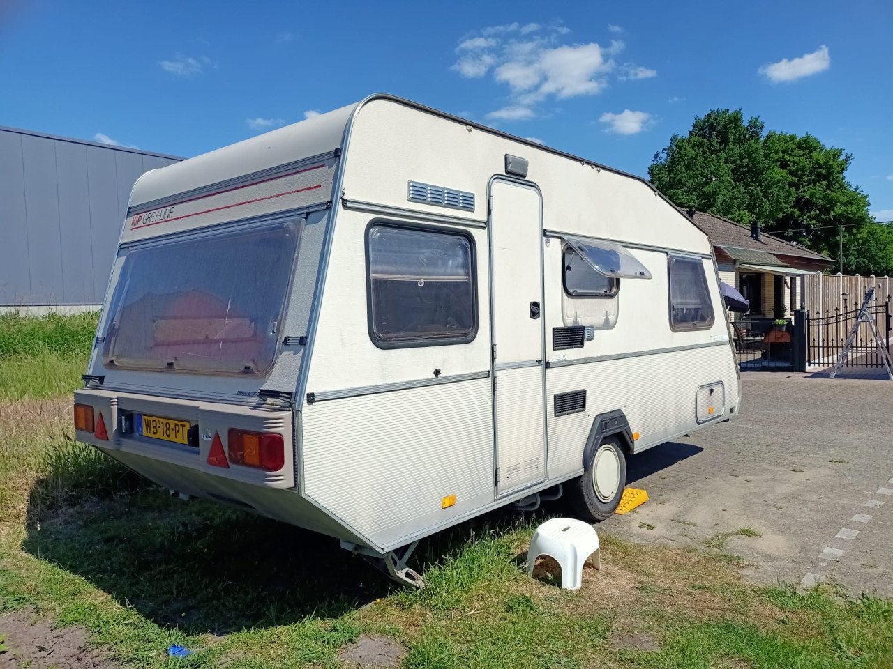 Gezinscaravan Kip 48T van 1990 met zonnepaneel