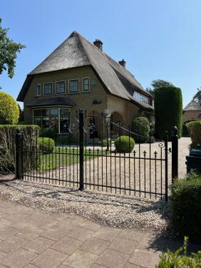 Inrijpoort Nieuw: 400 cm breed compleet met palen en slot.