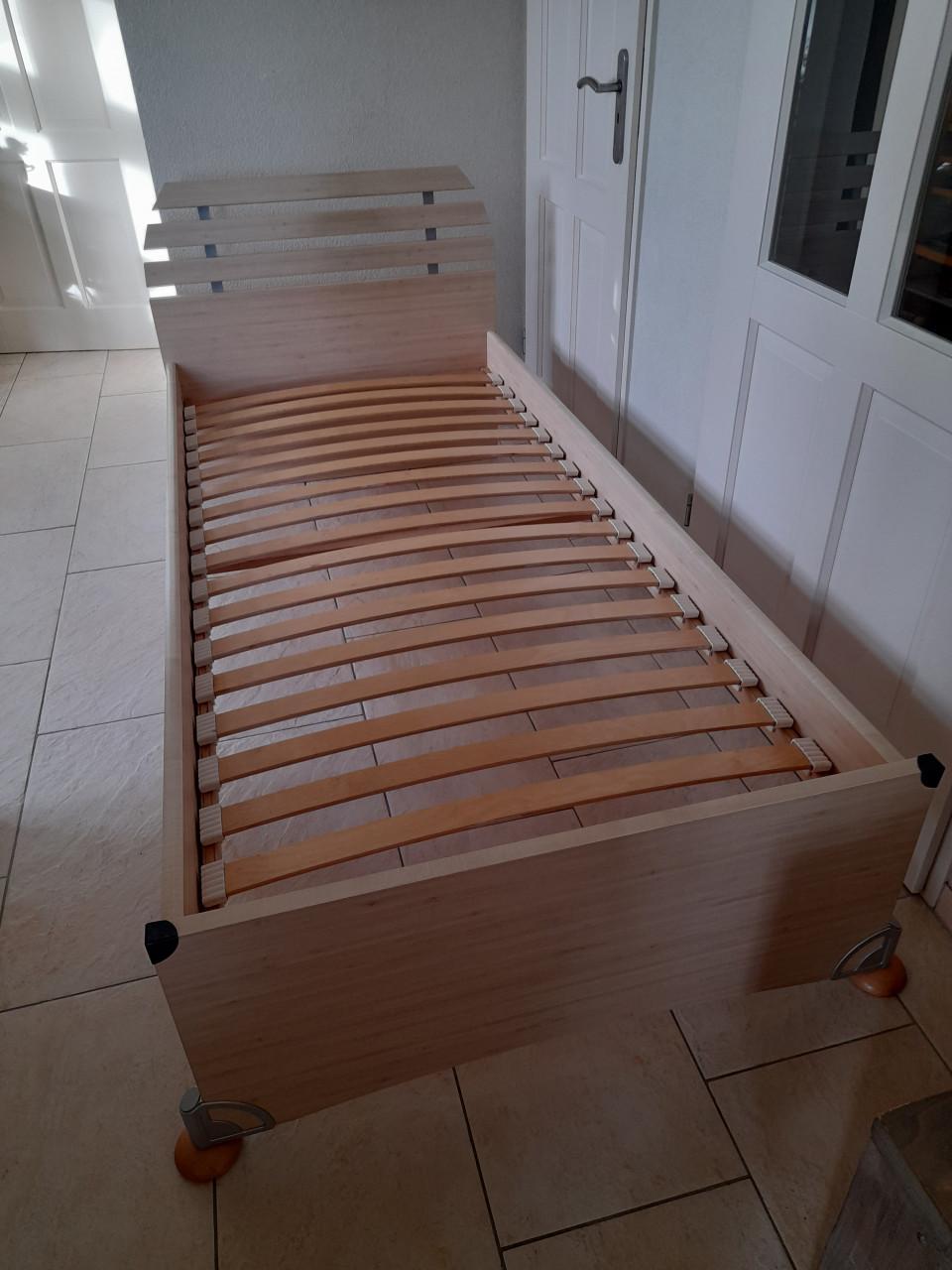 1 persoons bed 90 x 200 (in goede staat )