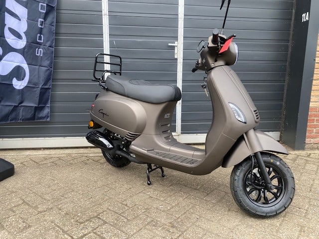 Aanbieding nieuwe vespa look Santini Capri scooters direct leverbaar 1899 e