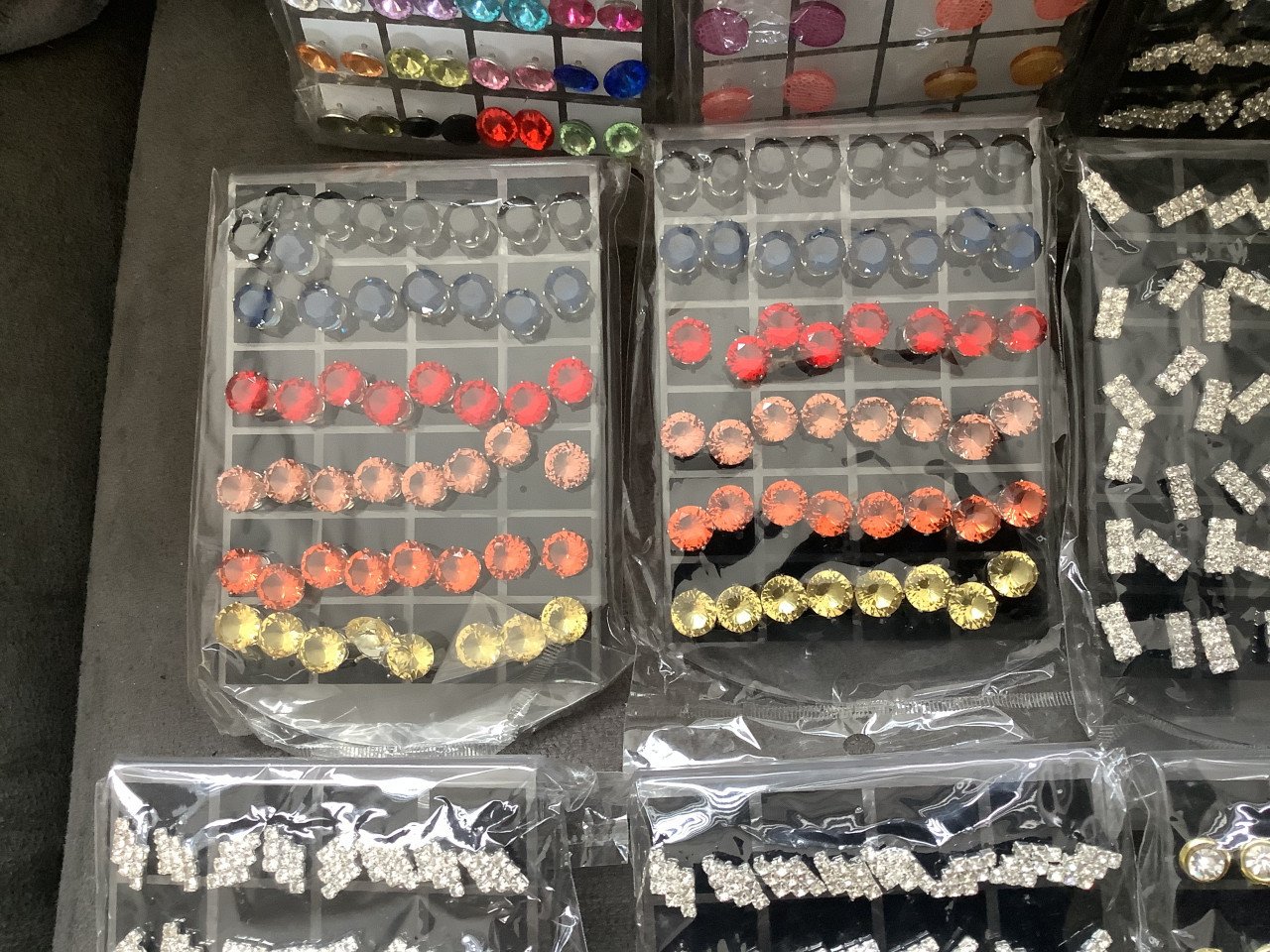 Partij oorbellen op display’s. ( partij 178)