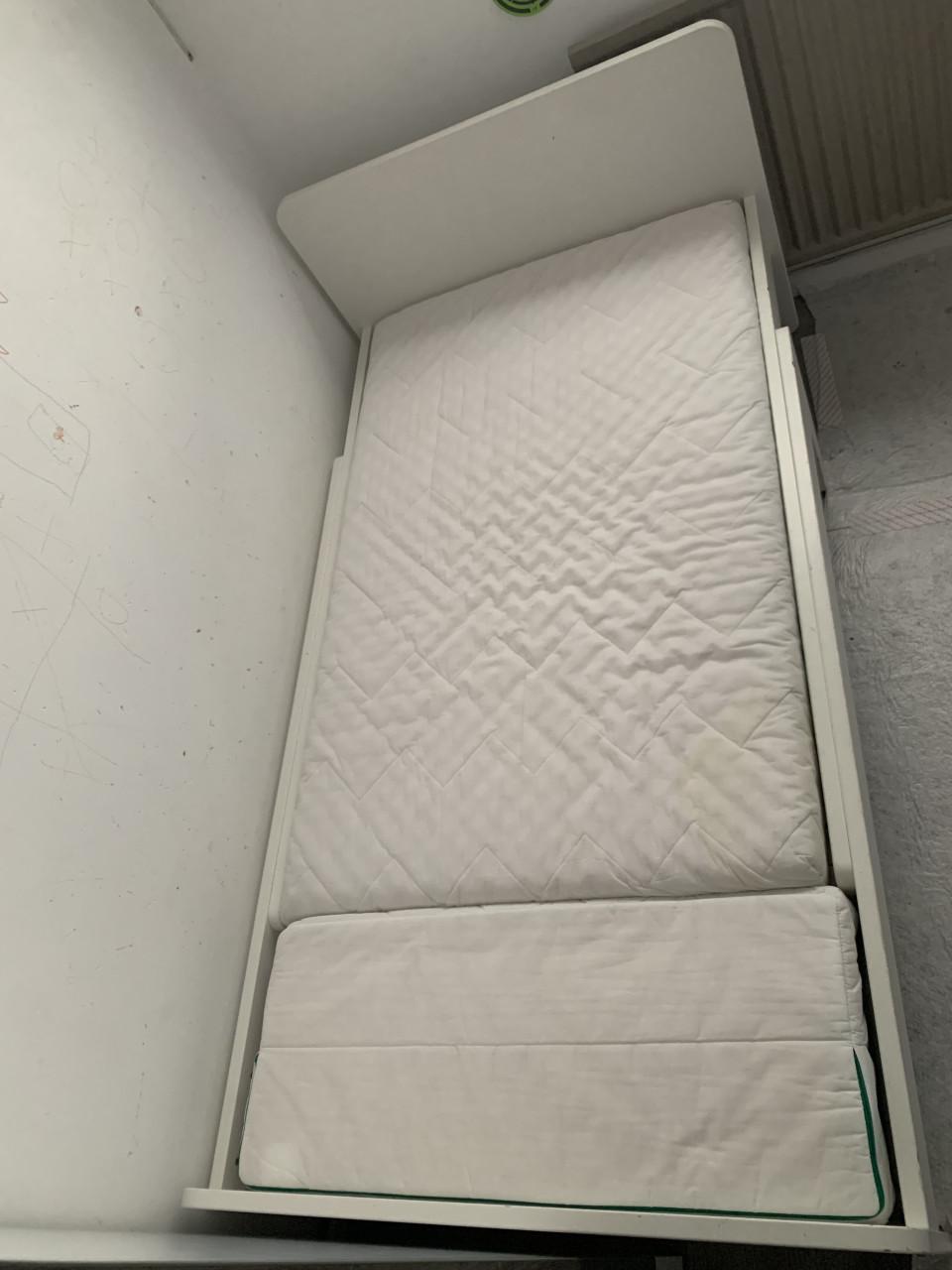 2 keer een SLÄKT / NATTAPA Bedframe met matras lattenbodem wit, 90x200 cm