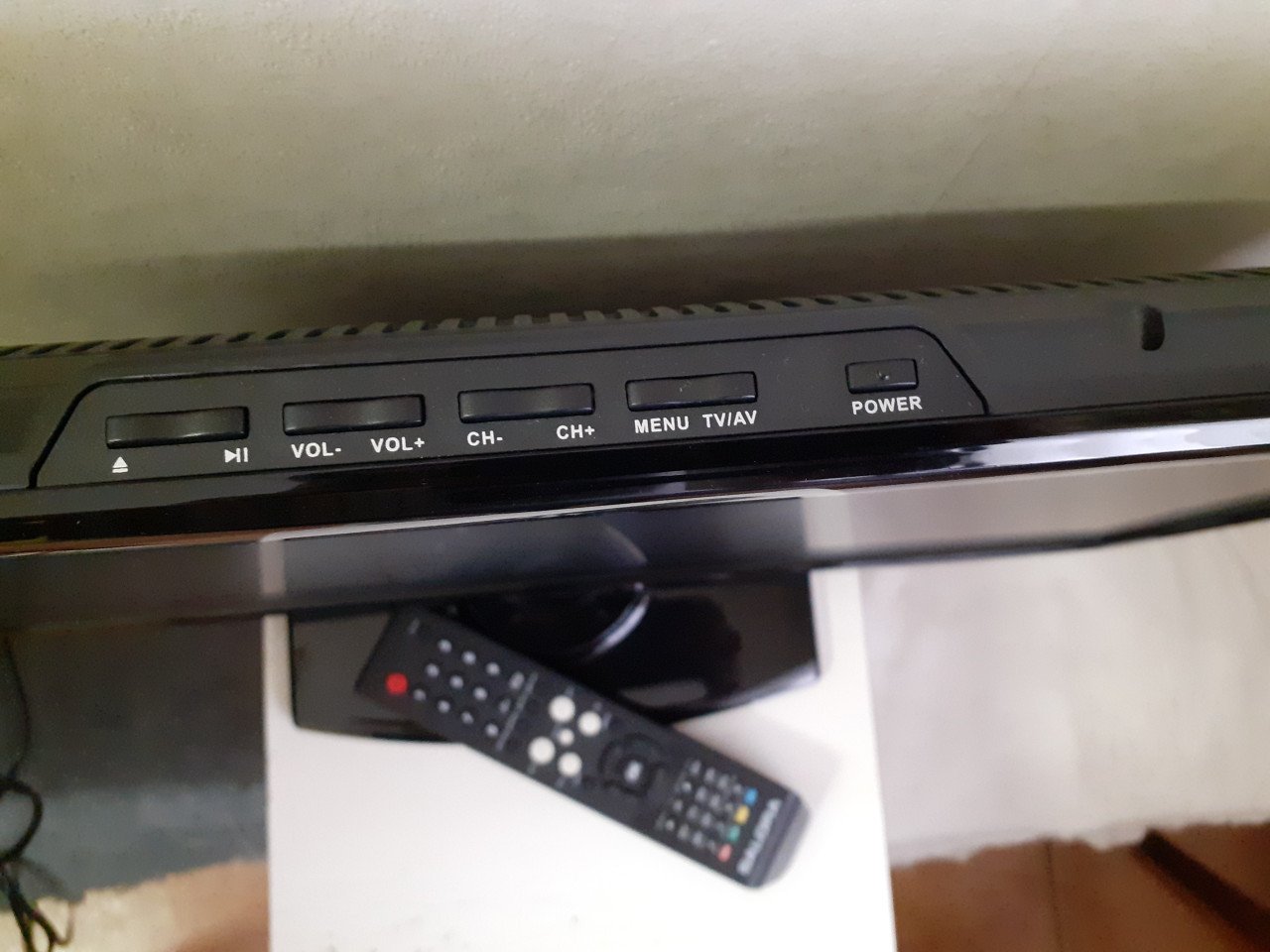 Satellite schotel antenne en TV erbij