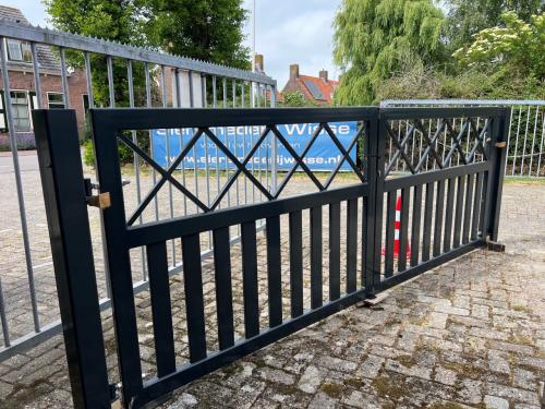 Showmodel: Zware Lamellen poort nu slecht € 2065,00 ex btw.