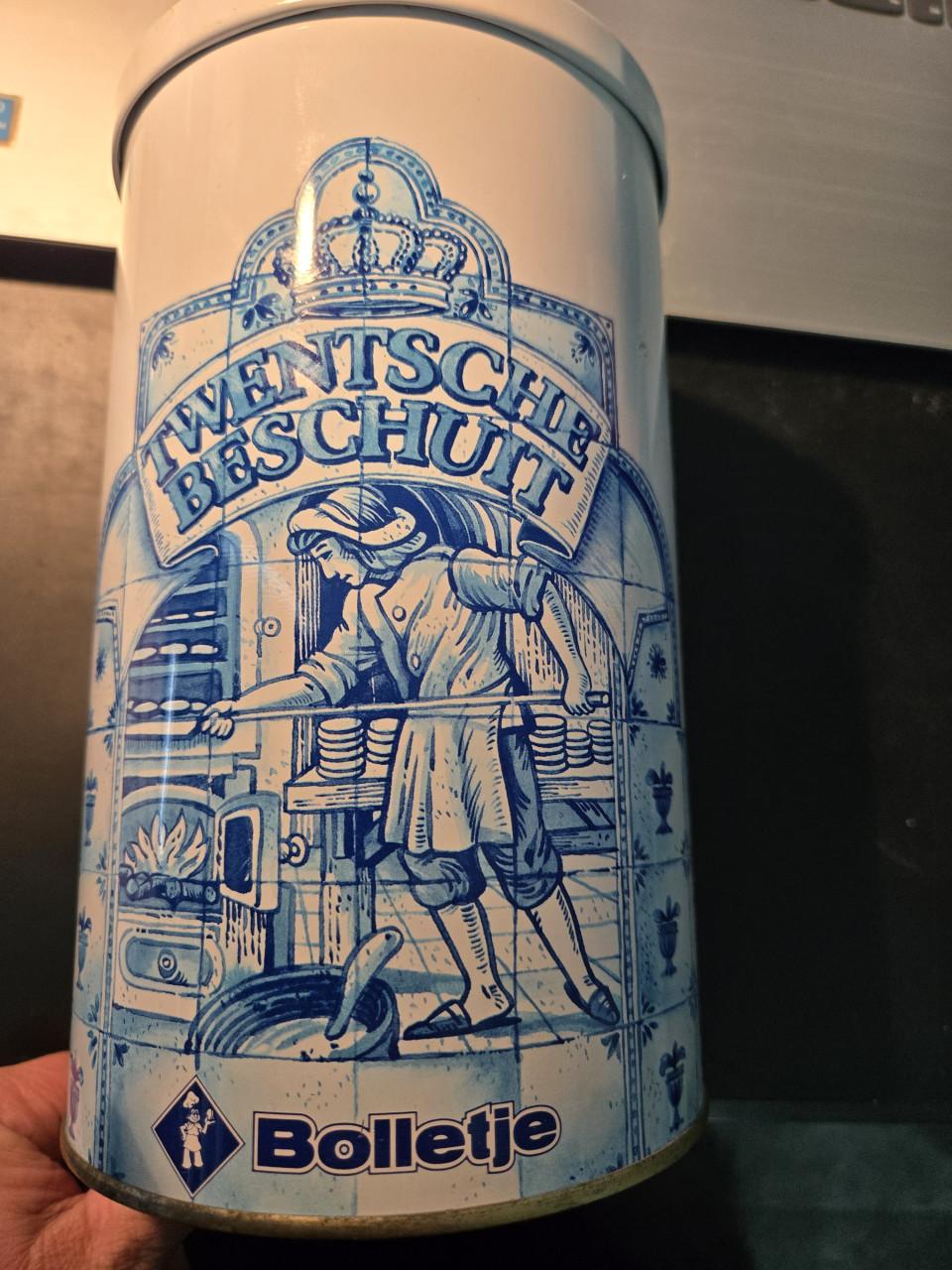 Vintage Bolletje Twentsch beschuitbus met blauw-witte afbeelding