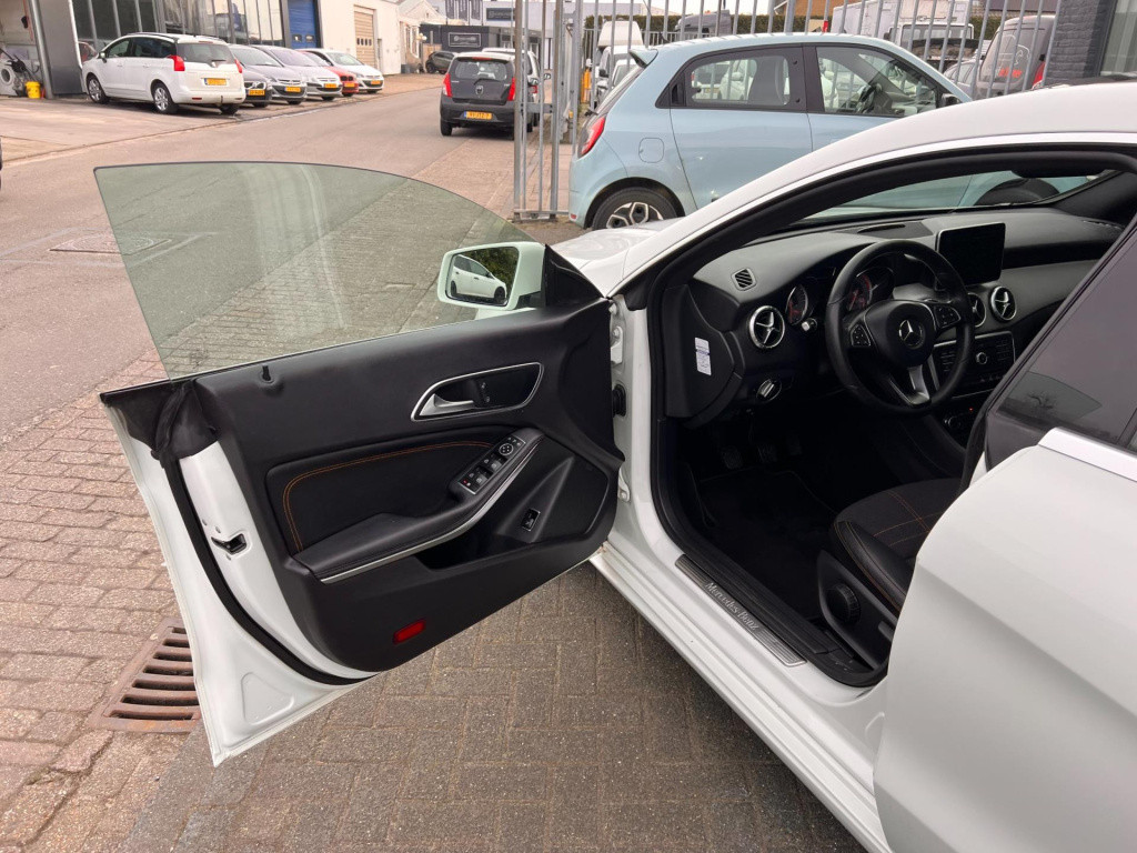 Mercedes-Benz Cla 180 business solution amg