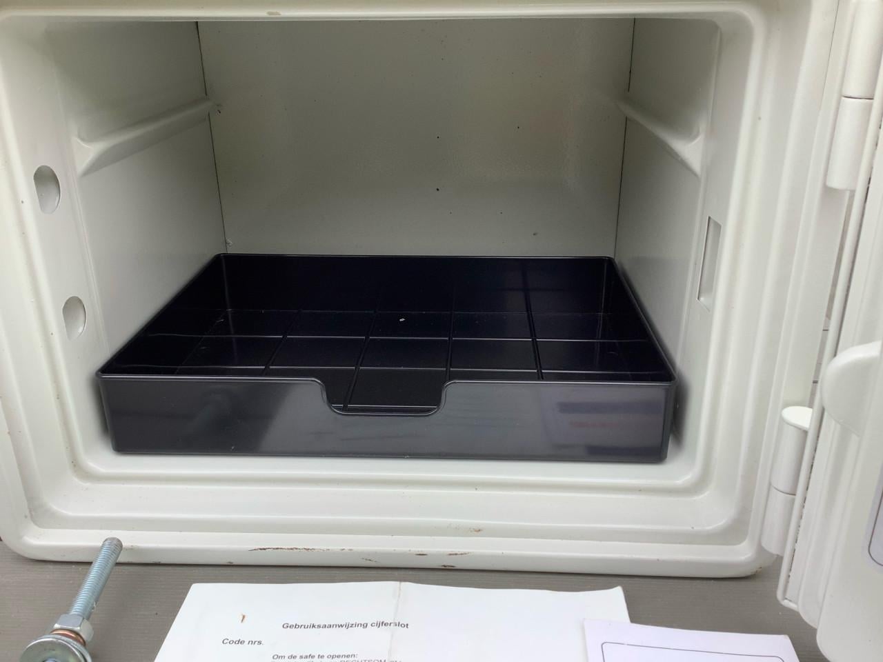 Kluis kluisje brandkast brandkastje met sleutels en cijferslot