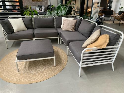 Loungeset alminium met hele dikke kussens en tafel tevens poef
