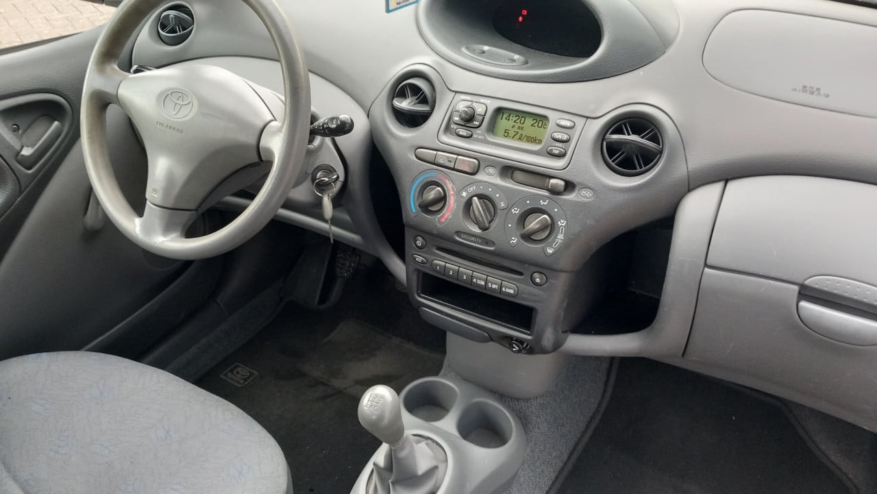 Toyota YARIS 1.0 VVT-I 3drs bj:2002 lm-velgen 143.000km