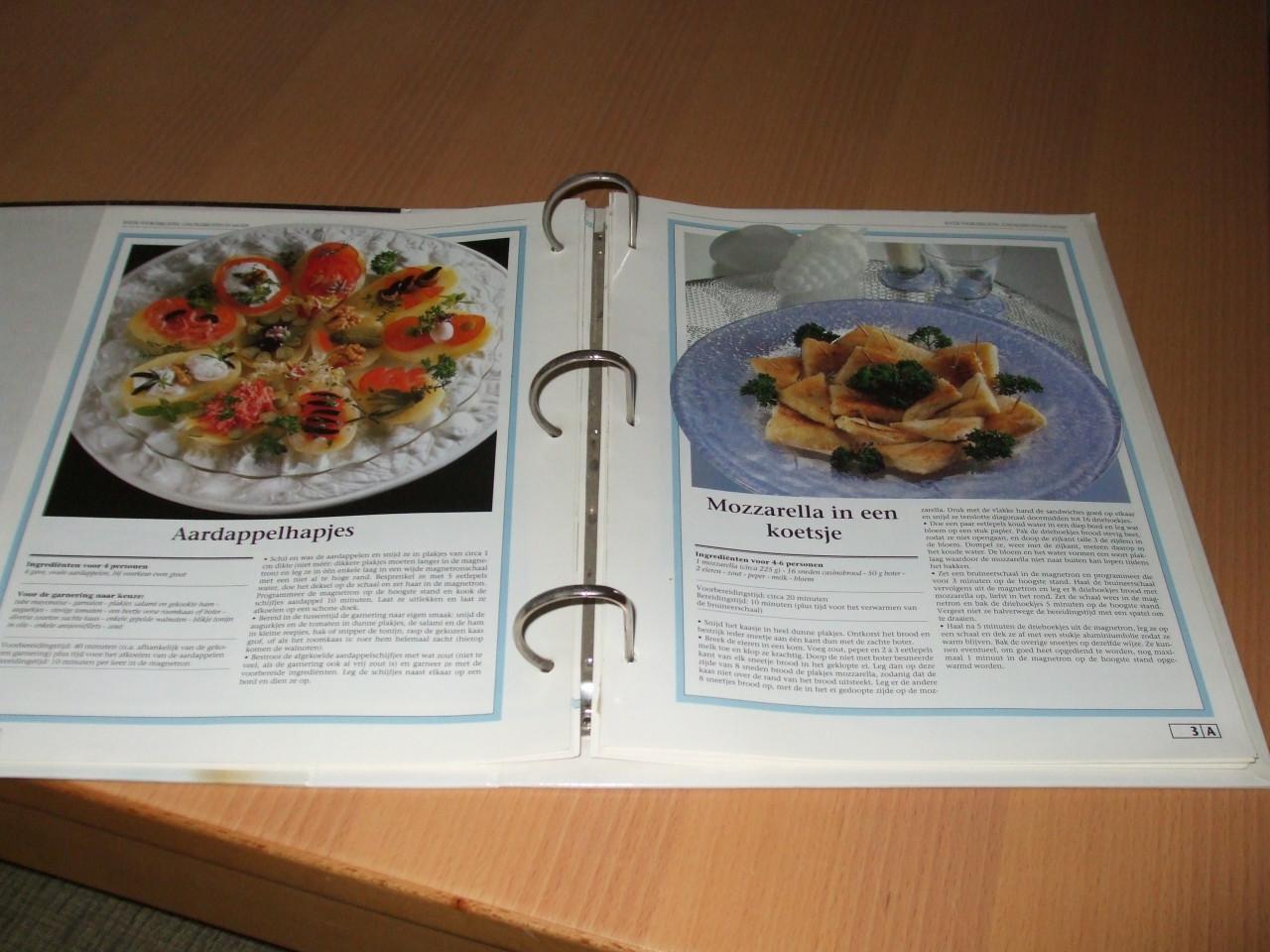 Te koop map "Koken met de magnetron".(nieuw).