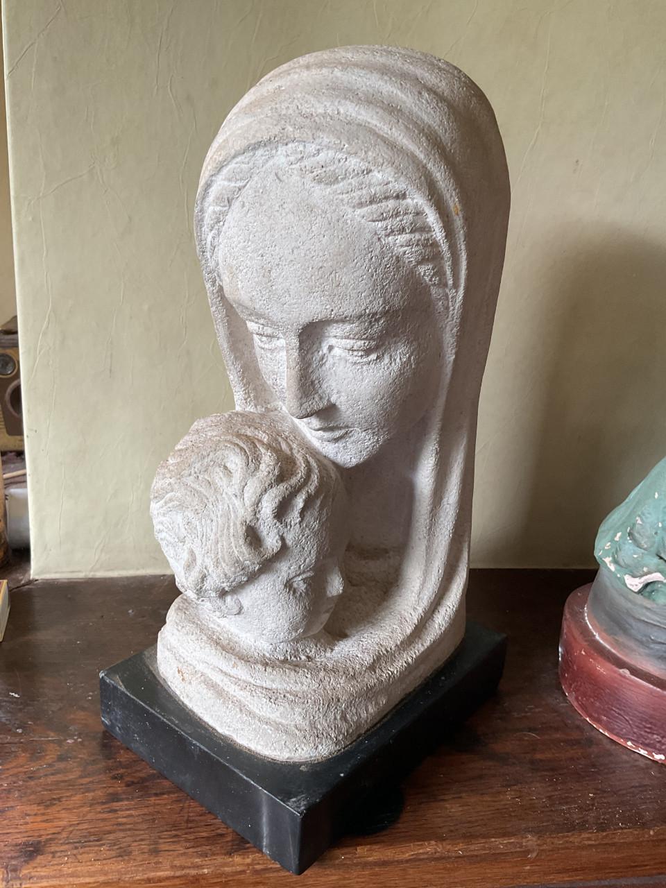 De Madonna met kind ( Hardsteen )