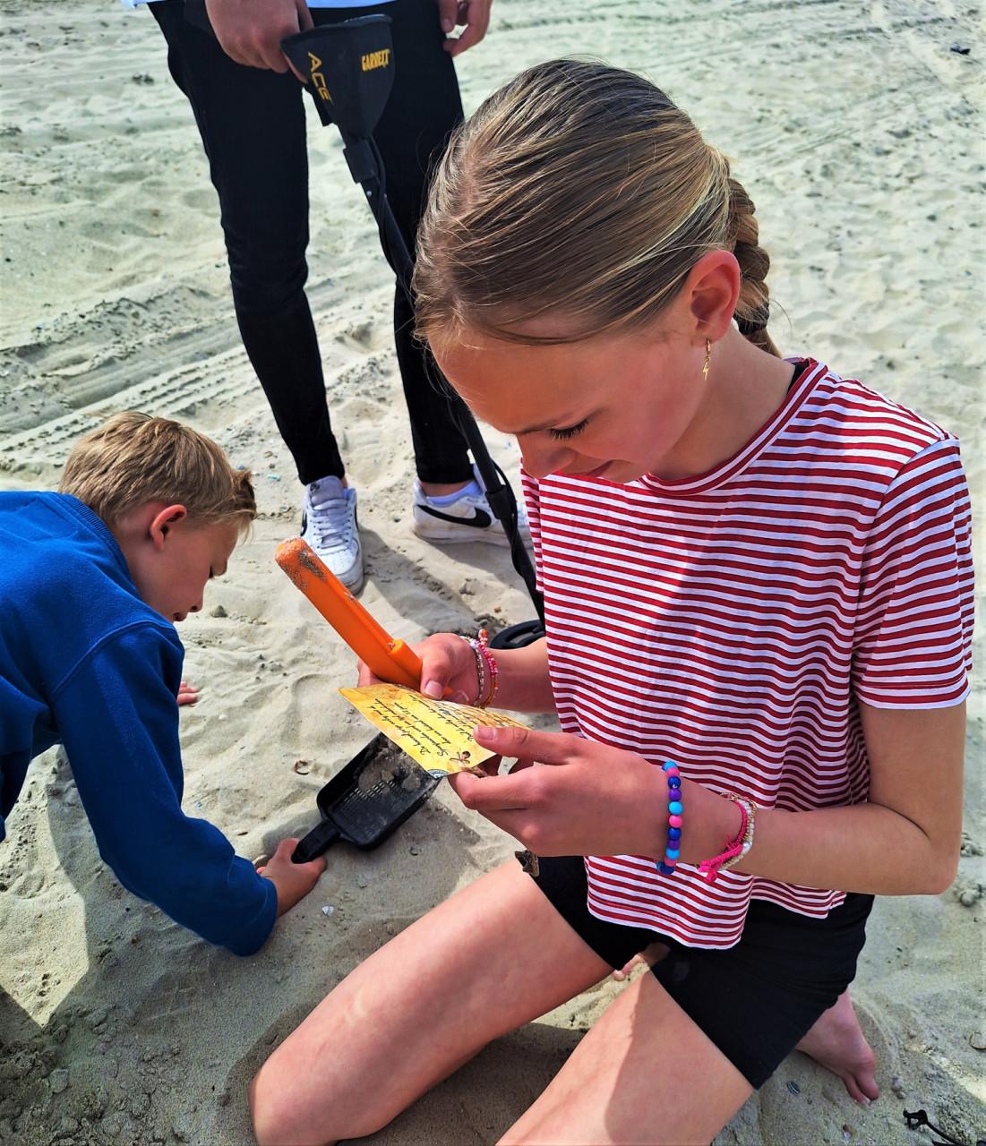 Familie en vriendengroep activiteiten met de metaaldetector