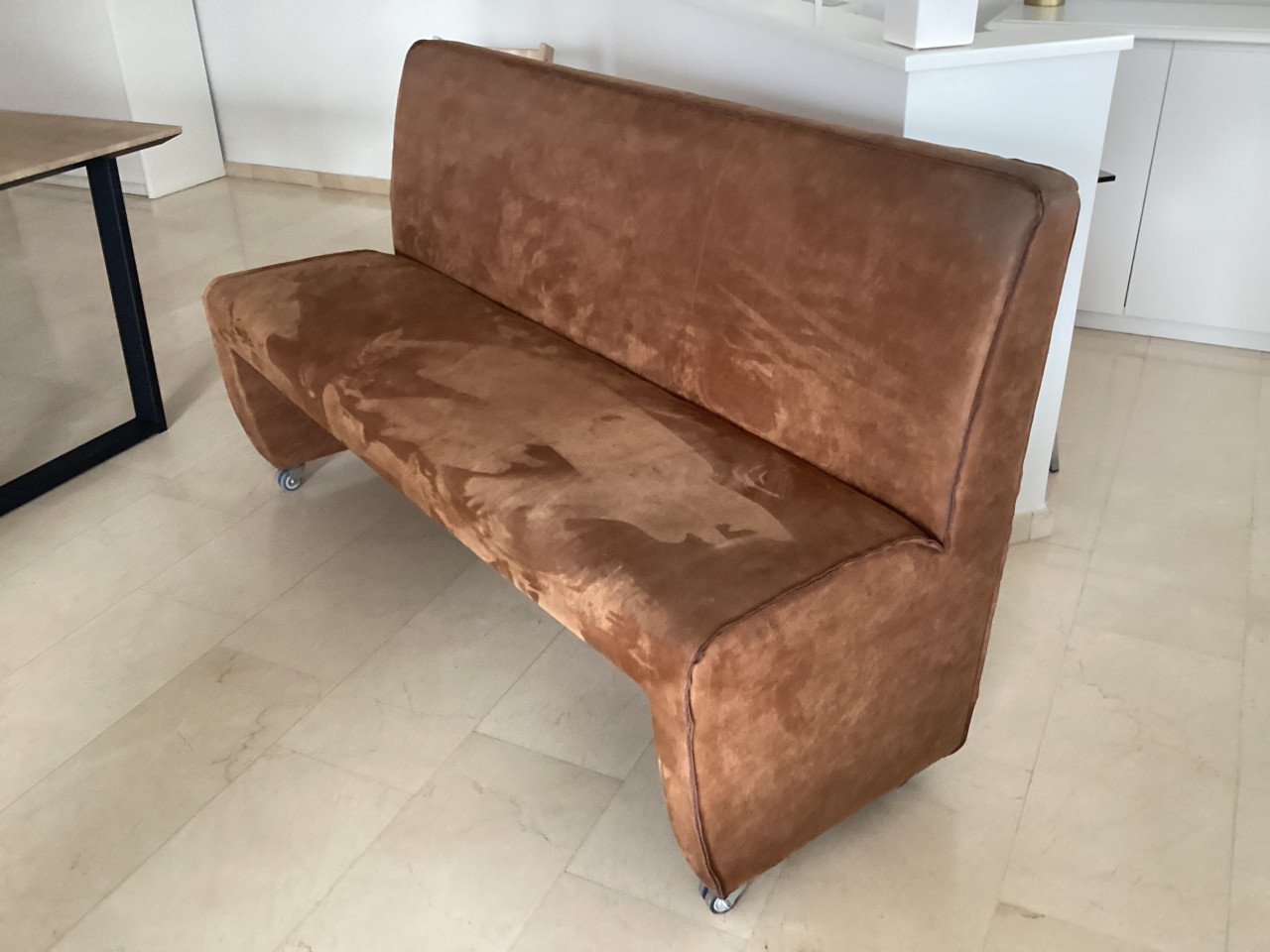 Eetkamer bank op wieletjes en 3 stoelen