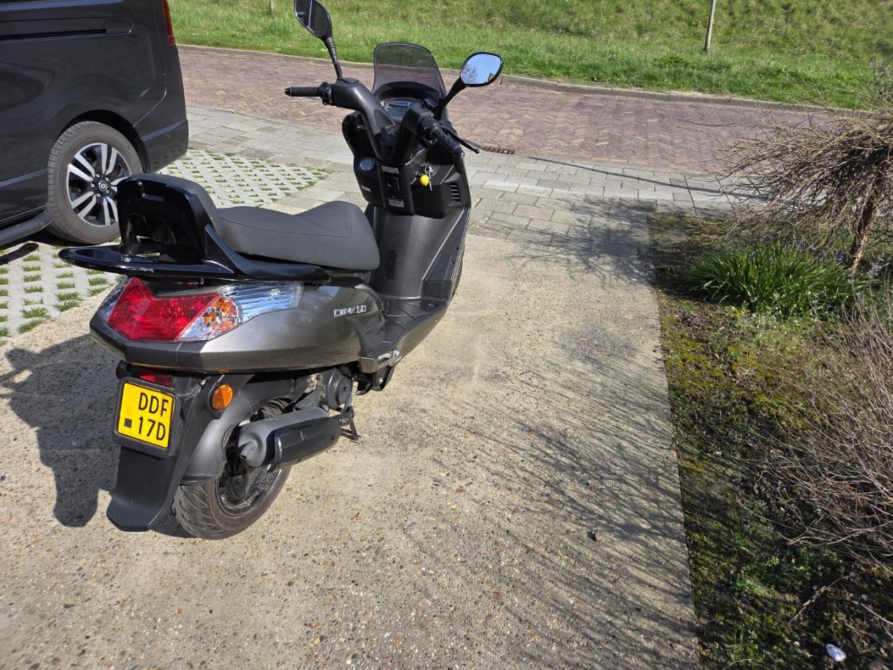 Scooter Kymco Dink geel kenteken
